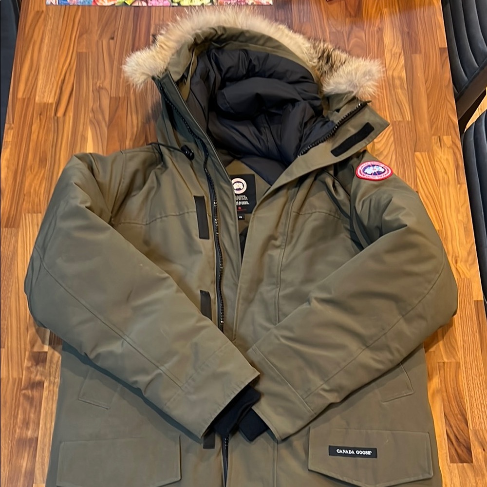 Canada Goose Green Puffer Jacket with Fur-Trimmed Hood and Insulated Design